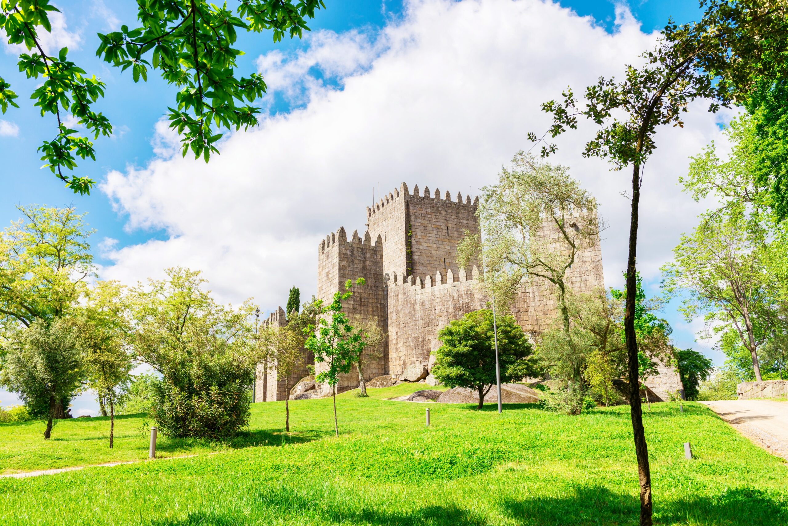 <img src="castle.jpg" alt="castle in guimaraes northern portugal"/>