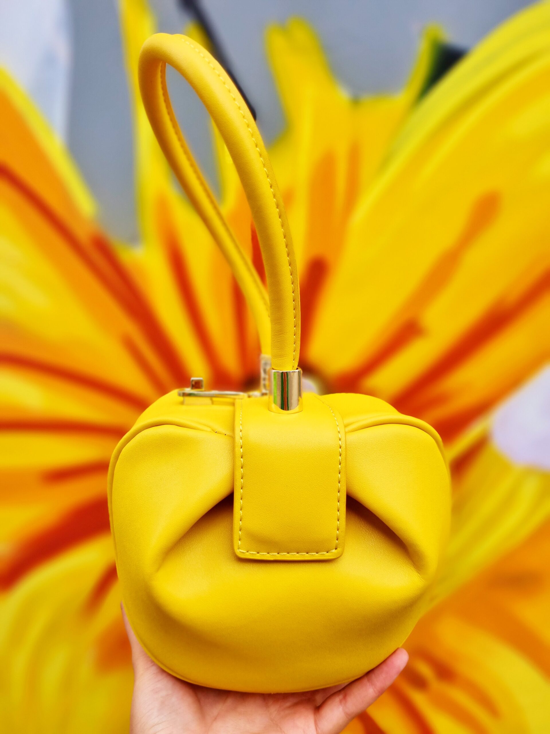 <img src="totes luxe.jpg" alt="totes luxe vegan yellow handbag"/>