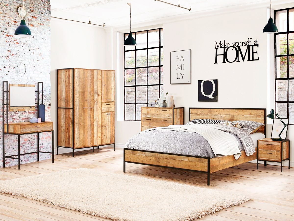 <img src="wooden bed.jpg" alt="wooden bed in urban aunt bedroom"/>