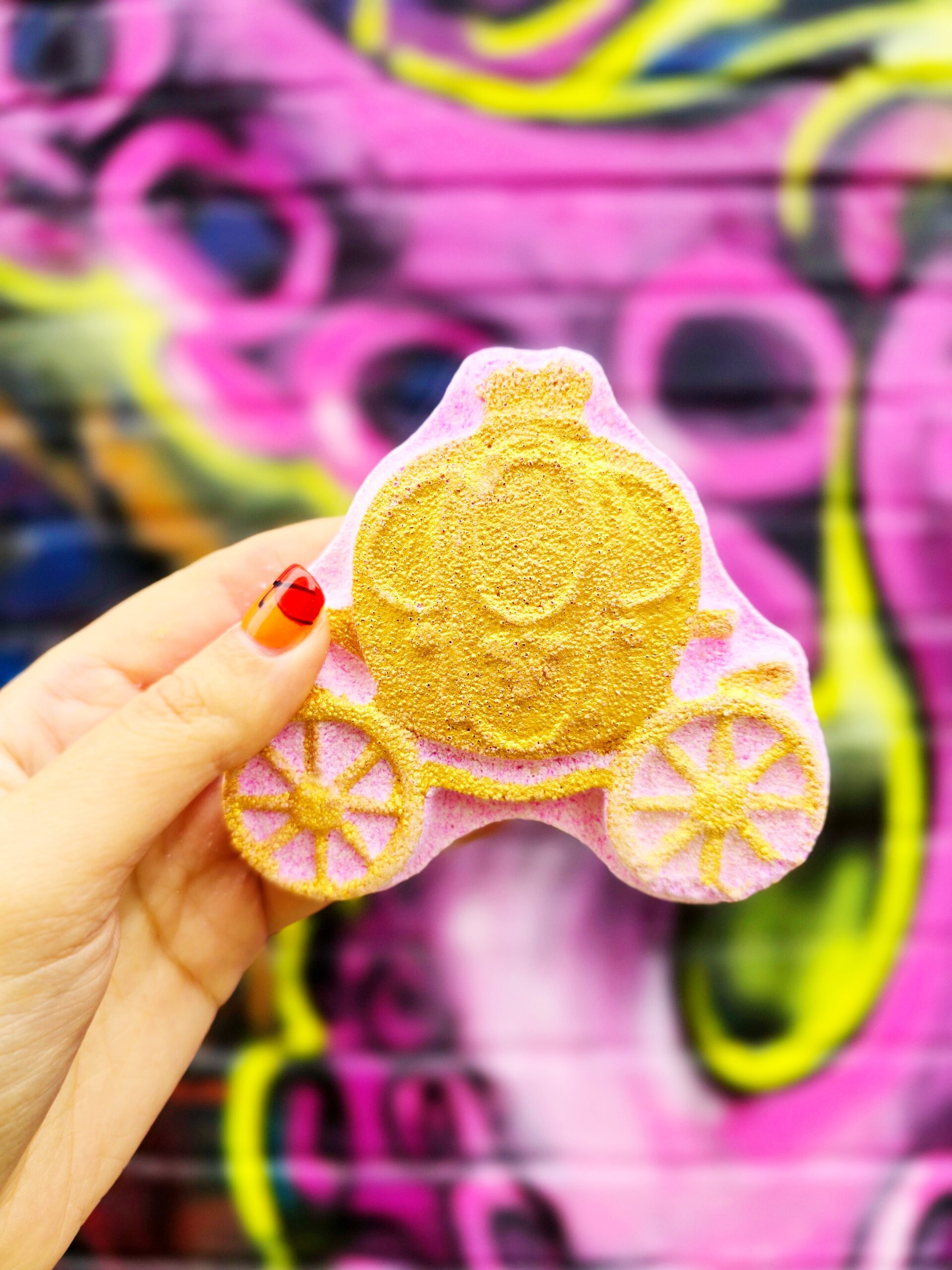 <img src="golden.jpg" alt="golden carriage bath bomb vegan"/> 