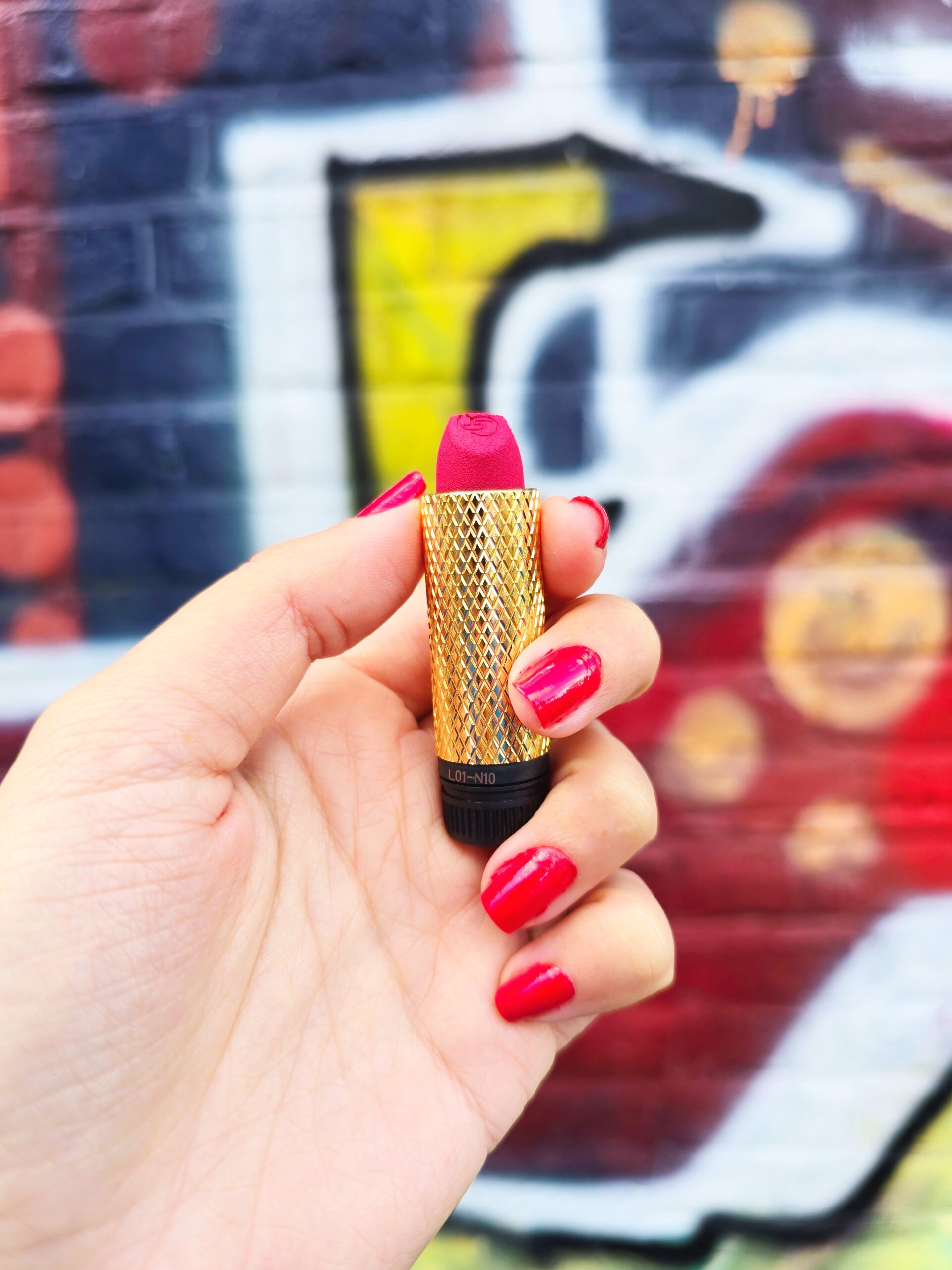 <img src="red.jpg" alt="red lipstick refill by terry"/> 