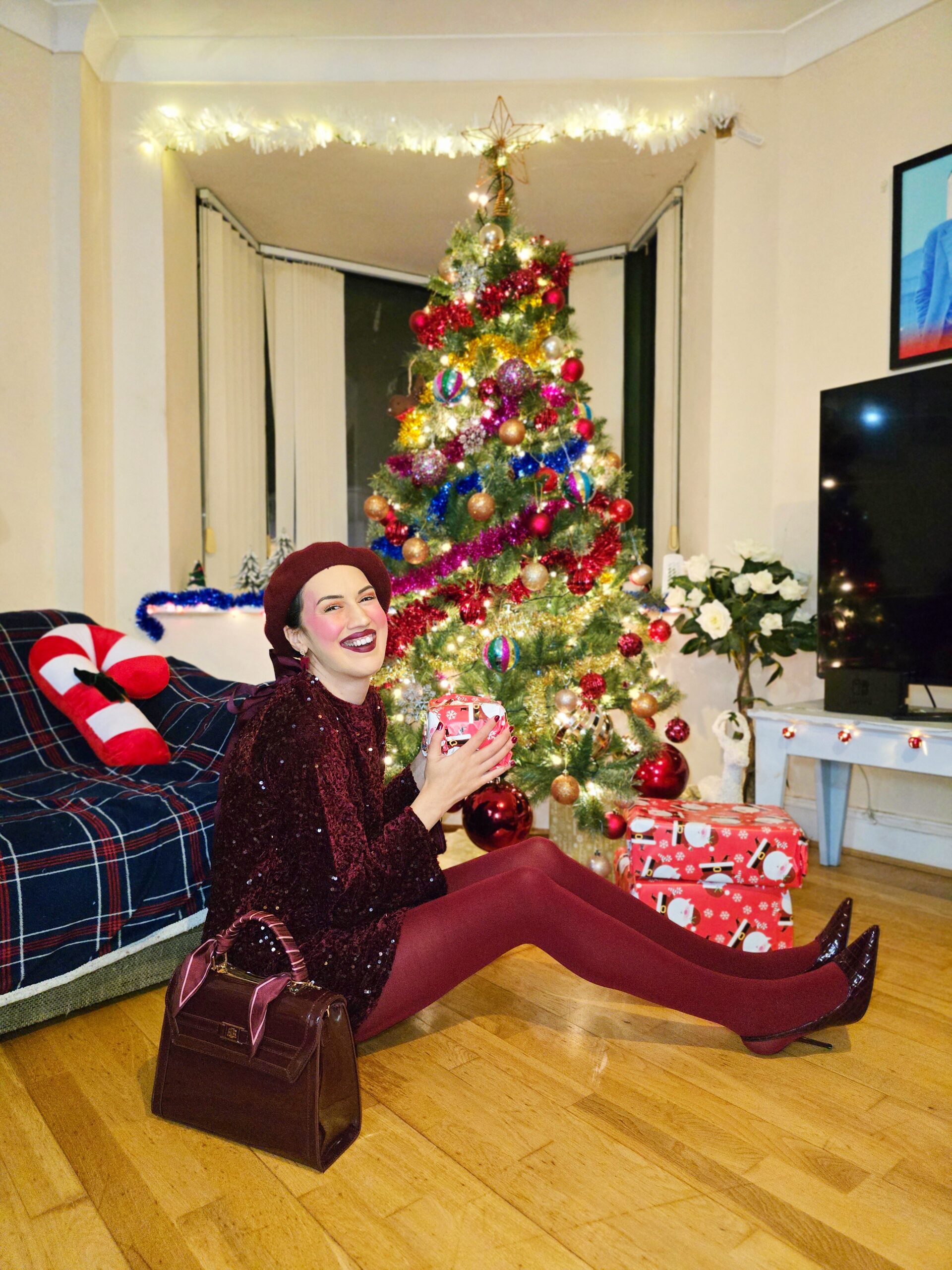 <img src="ana.jpg" alt="ana wrapping presents stress free christmas"/> 