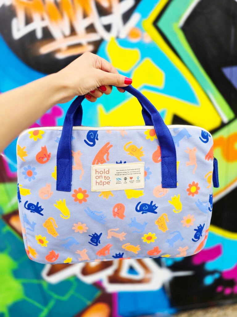 <img src="blue.jpg" alt="blue eco friendly laptop bag"/>