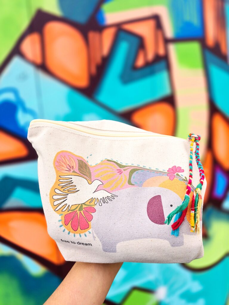 <img src="elephant.jpg" alt="elephant pouch vegan summer gift"/>