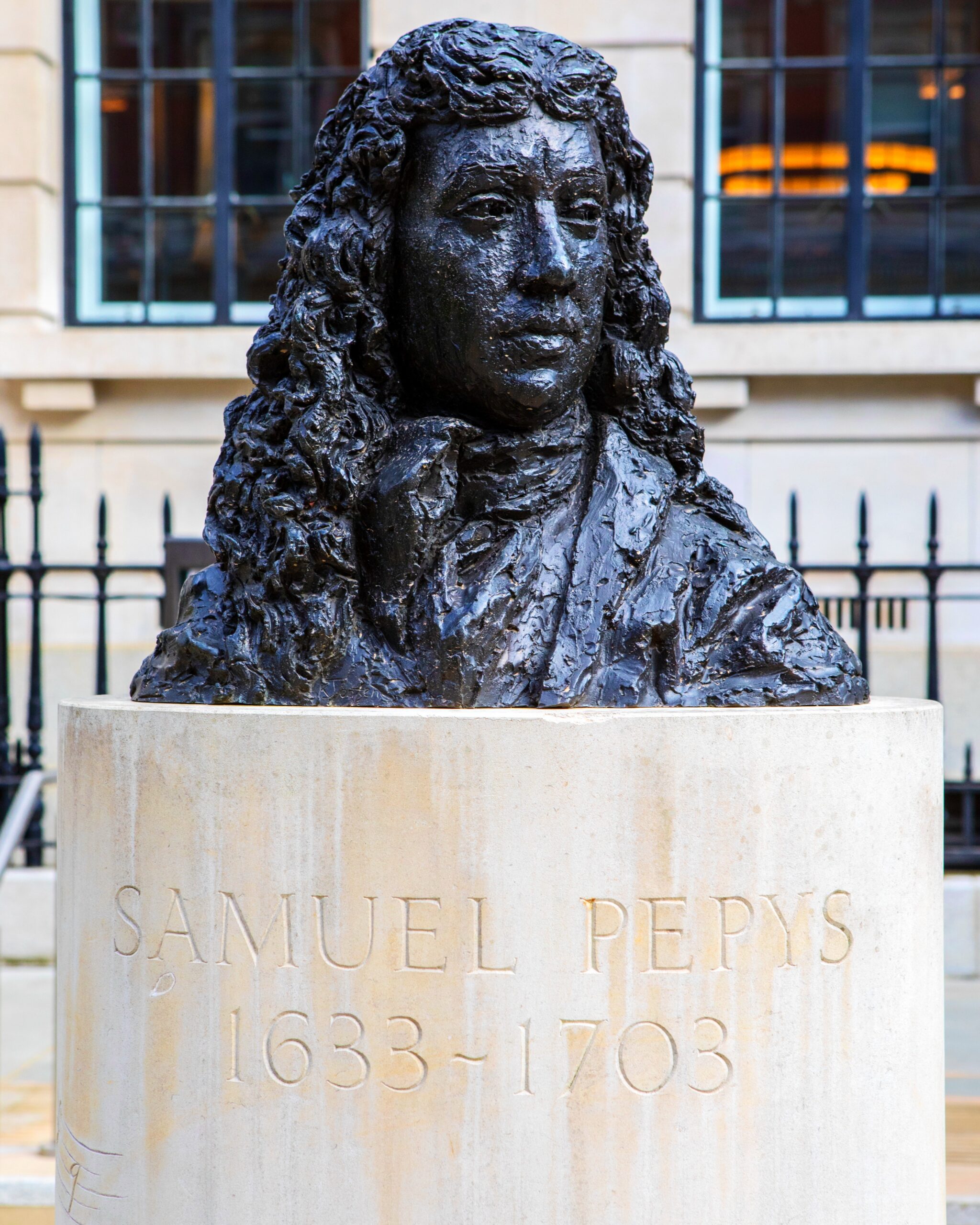 <img src="samuel.jpg" alt="samuel pepys statue memorial"/>