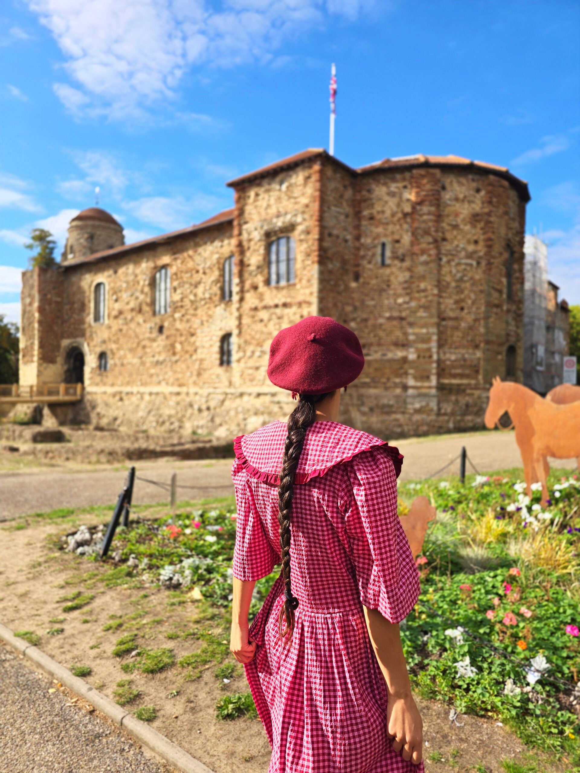 <img src="ana.jpg" alt="ana how to dress for a city break outfit"/>