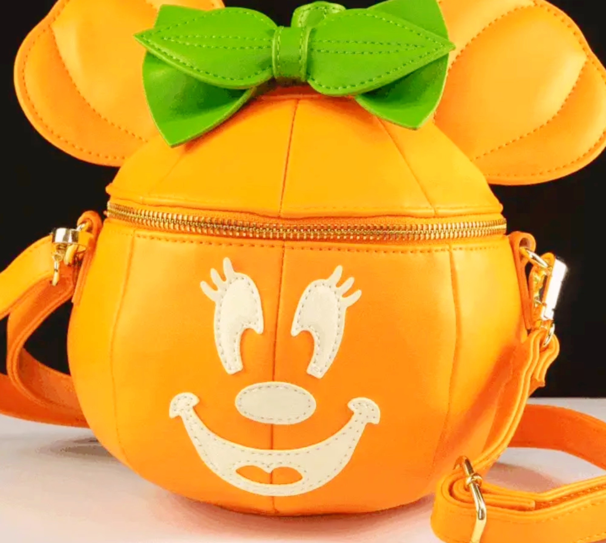 <img src="glow.jpg" alt="glow in the dark minnie mouse bag"/> 